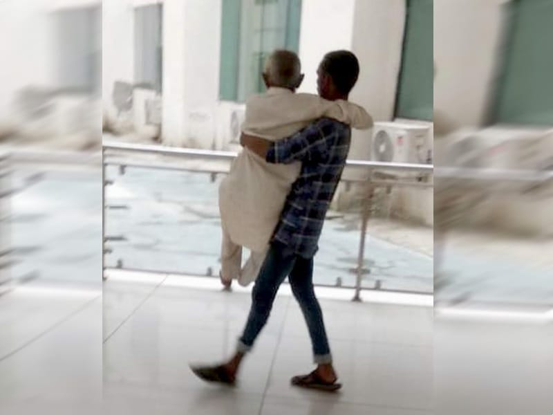 youth lift father on lap in aiims rishikesh