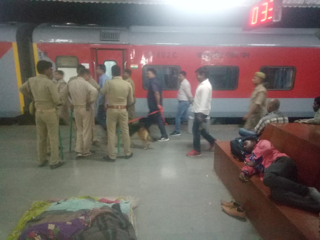 Bomb rumor in swatantrata senani superfast express at ballia