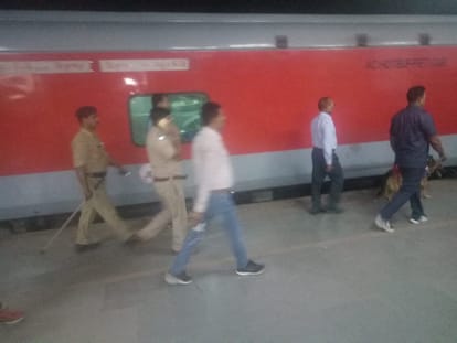 Bomb rumor in swatantrata senani superfast express at ballia