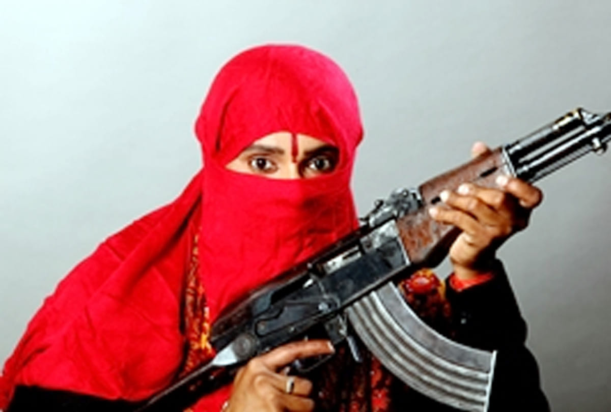 Dacoit Saadhna Patel despoilment on gun point in chitrakoot