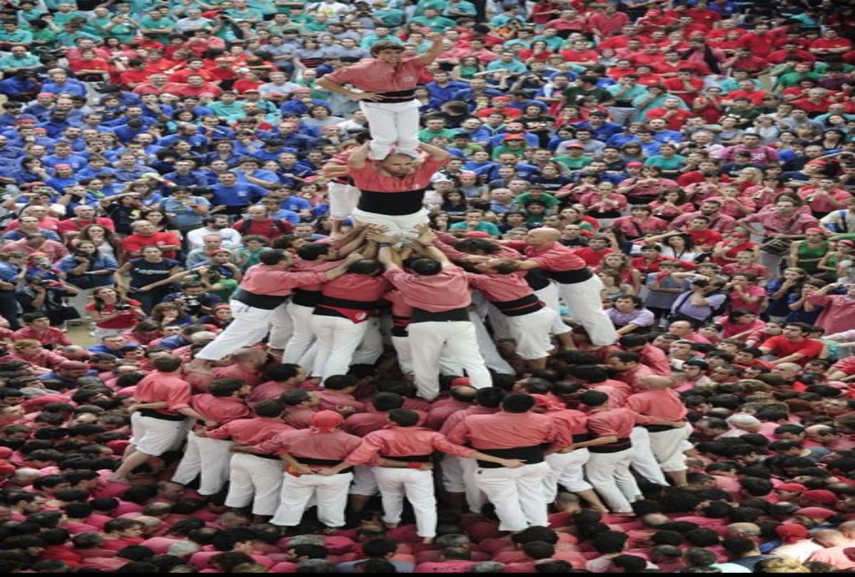 world's biggest human pyramid festival finished in santa tecla