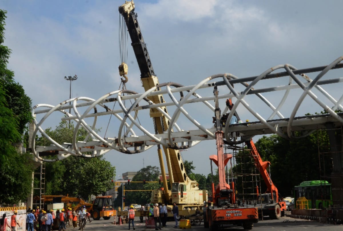 Sky walk will soon be ready at New Delhi railway station