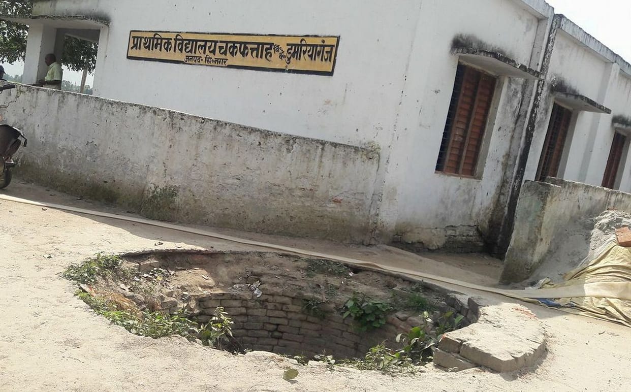 स्कूल के सामने कुंआ, तो स्कूल परिसर बना तालाब