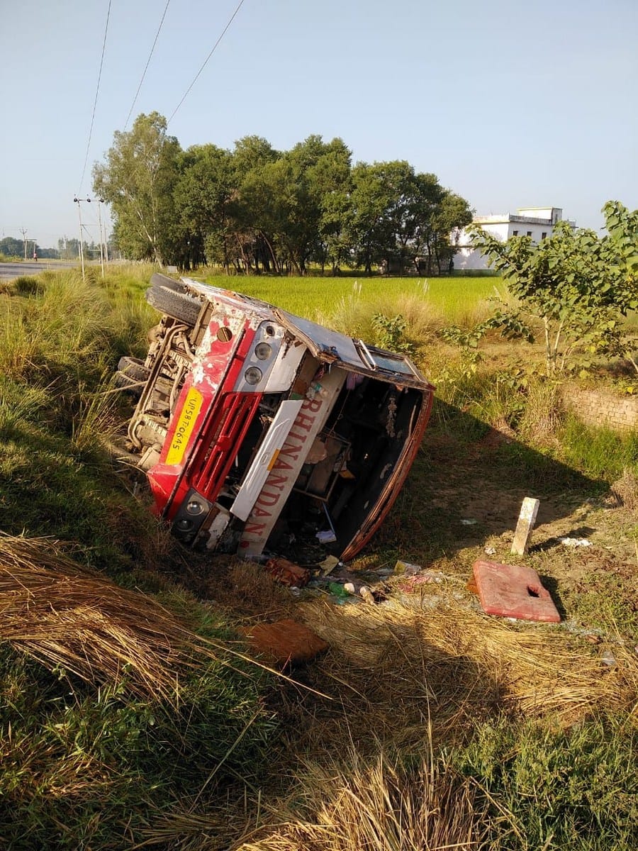 किछौछे शरीफ से आ रही बस पलटी, 48 घायल
