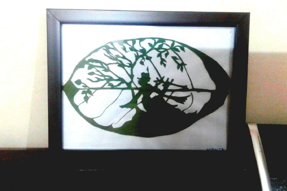 This woman of meerut is making amazing art b leaf carving