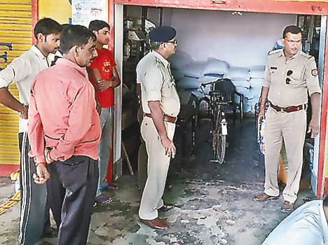 घटना की जांच करते सीओ व इन्स्पेक्टर।