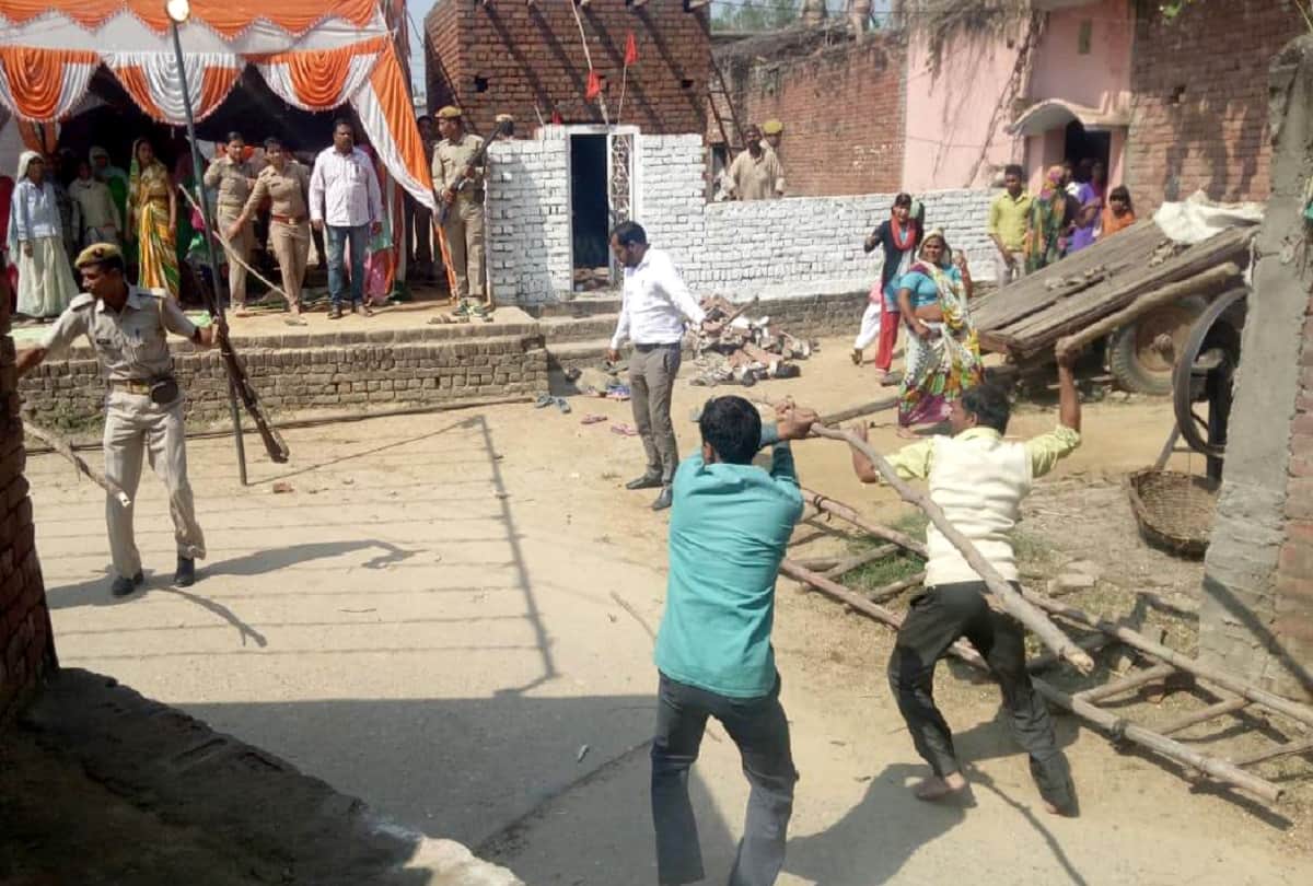 Attack on muzaffarnagar and bijnor police and injured many policemen