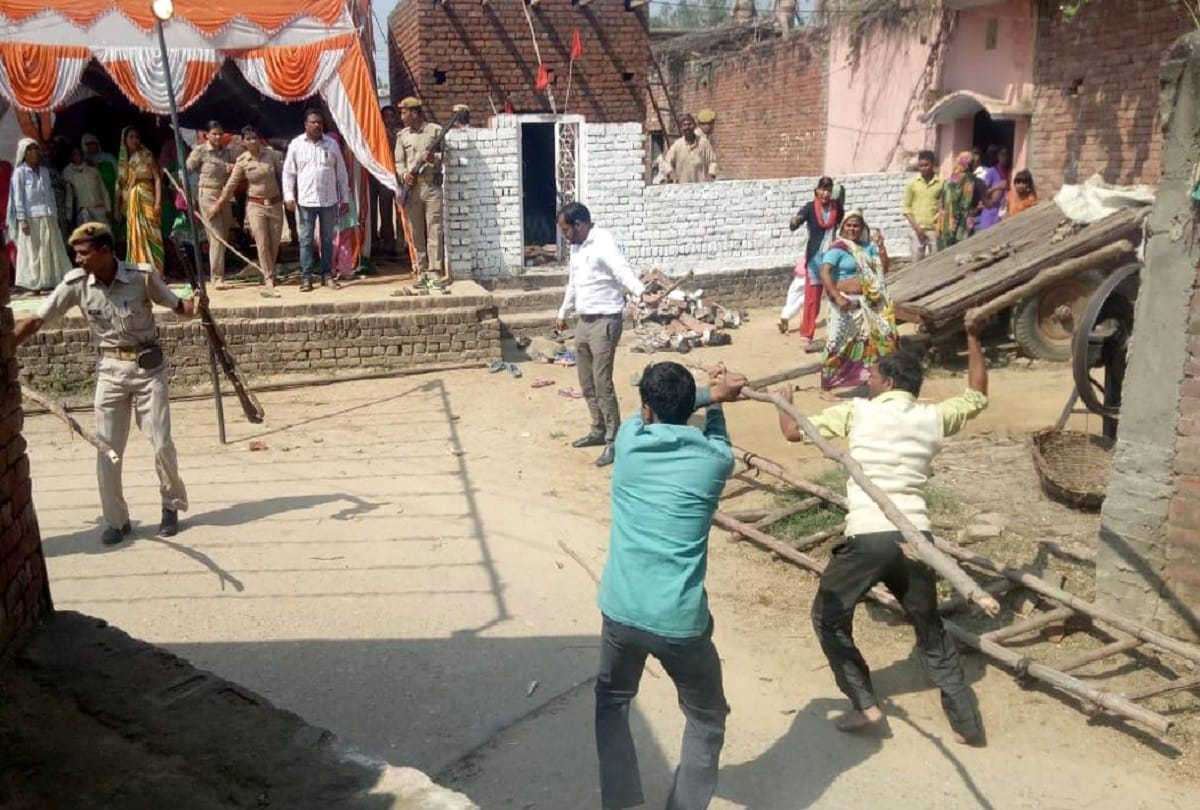 Attack on muzaffarnagar and bijnor police and injured many policemen