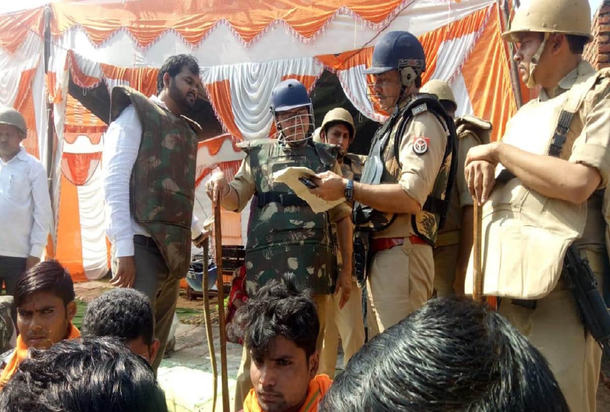 Attack on muzaffarnagar and bijnor police and injured many policemen