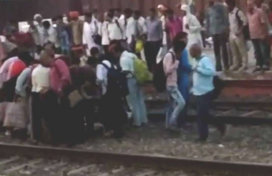 Five people death by train while crossing railway track