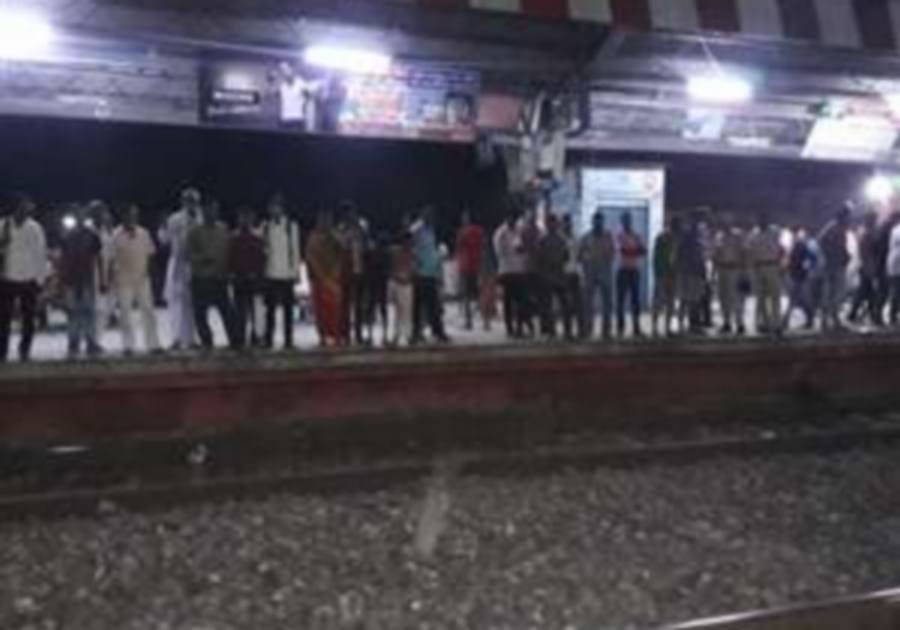 Five people death by train while crossing railway track