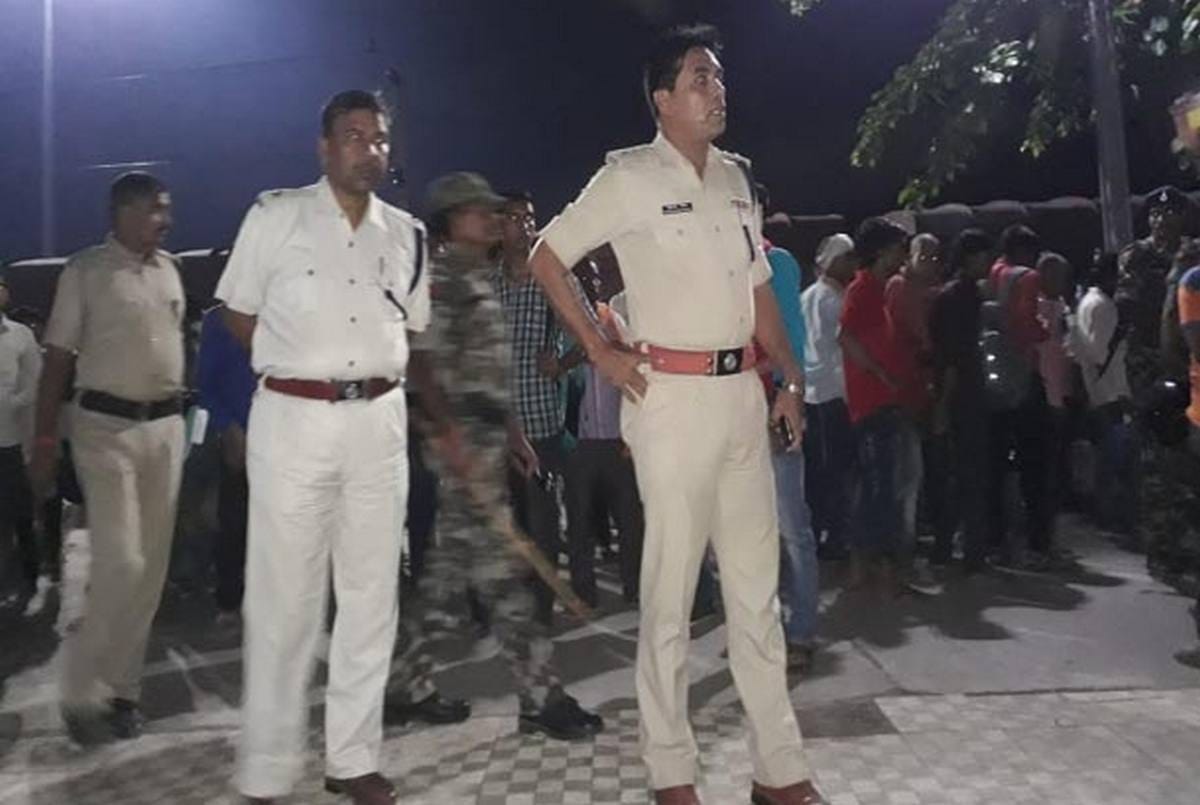 Five people death by train while crossing railway track