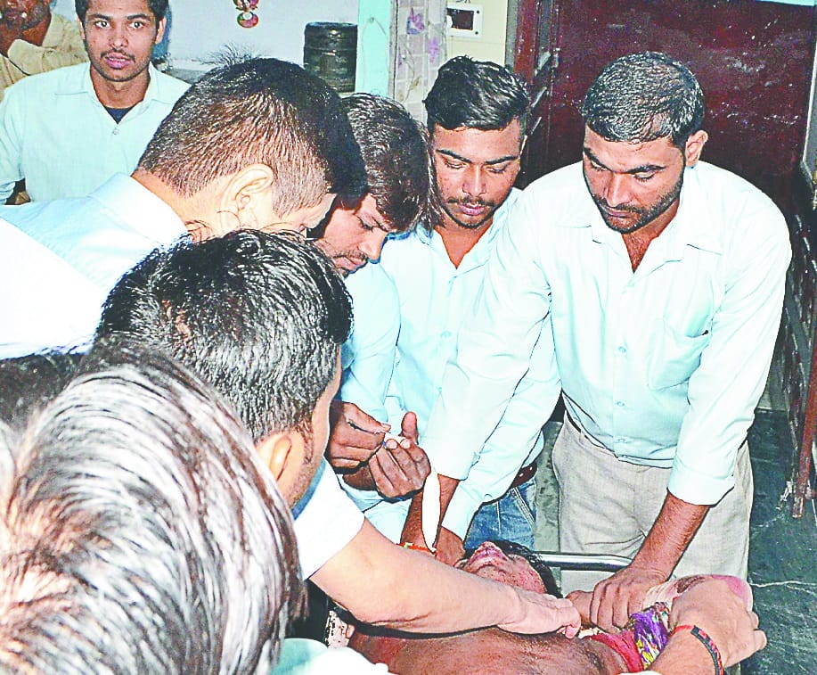 dindhaahre badhev me chaatr ko goli maali