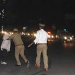 गुजरात के सीएम को काला झंडा दिखाते कांग्रेस कार्यकर्ता