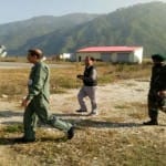 हवाई पट्टी का निरीक्षण करते चीफ एयरमार्शल