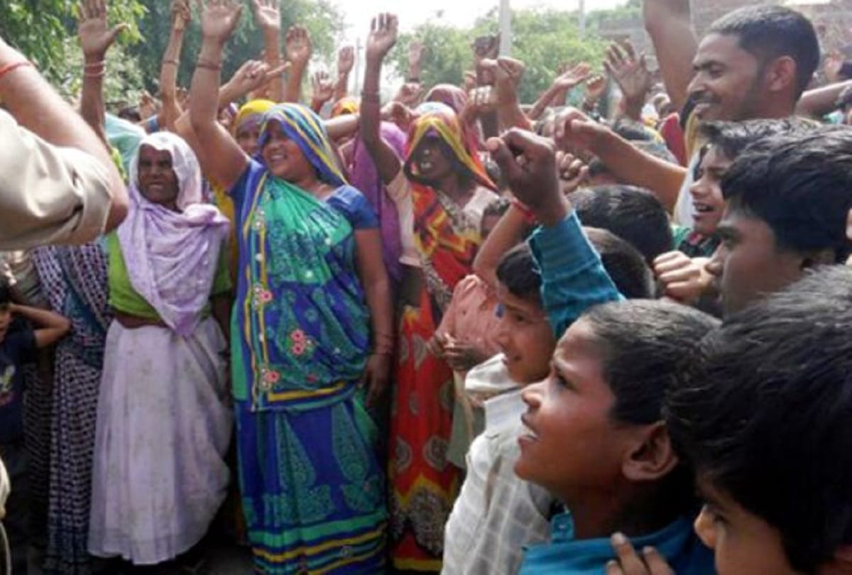 protest for desi liquor shop by women