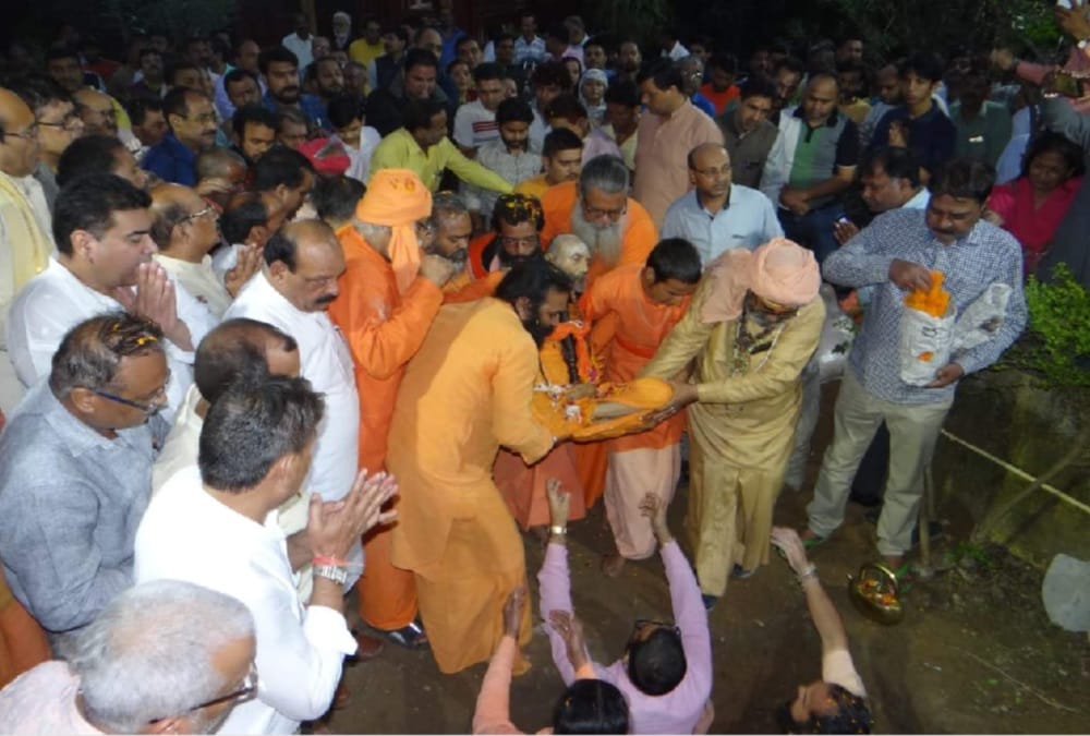 Mahant maya giri passed away in Tapkeshwar temple dehradun