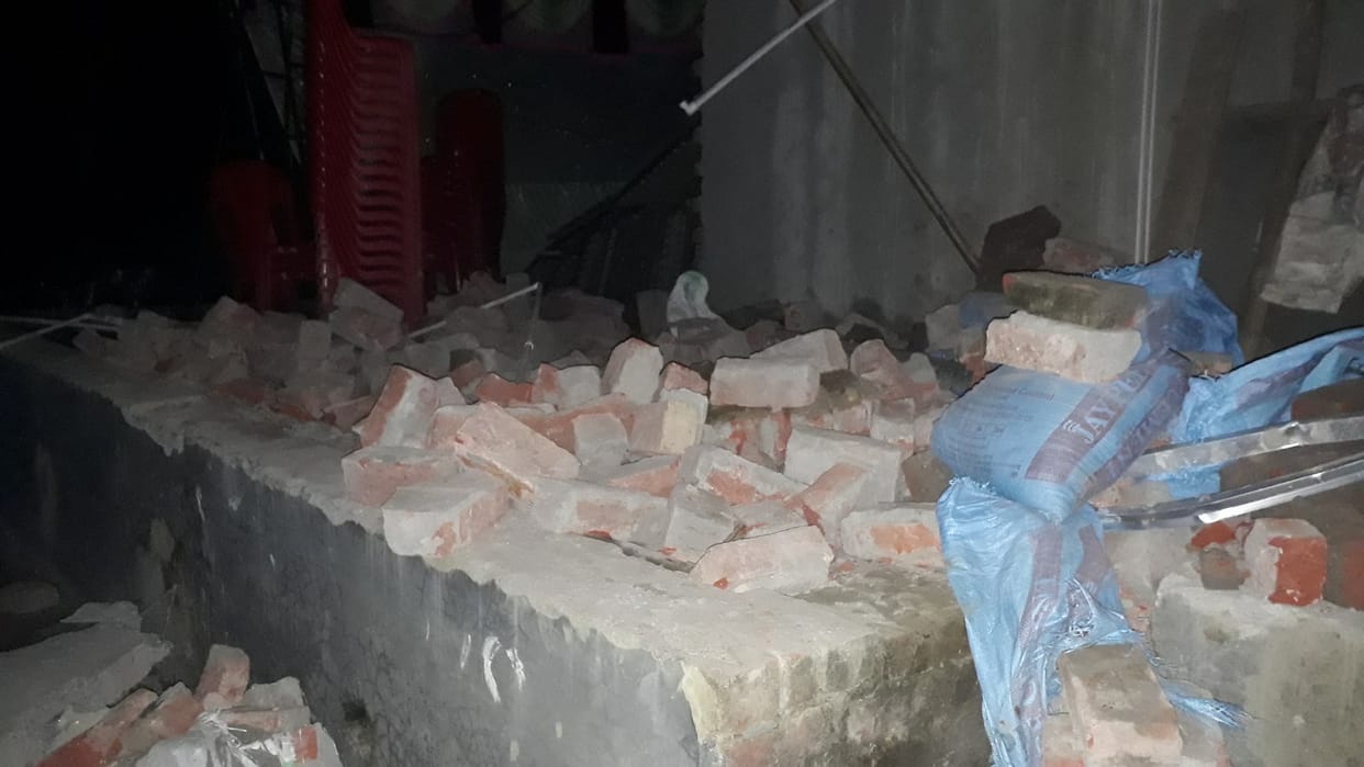 toilet roof faal down, student died , 3 insured