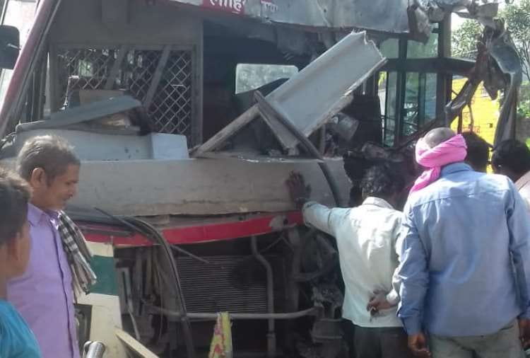 roadways bus met an accident in faizabad, 21 passengers injured
