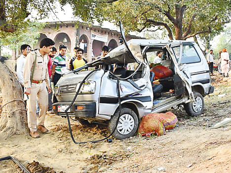 The van collided with a tree, the death of one