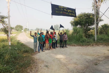 ग्रामीणों ने गांव के बाहर लगाया बैनर