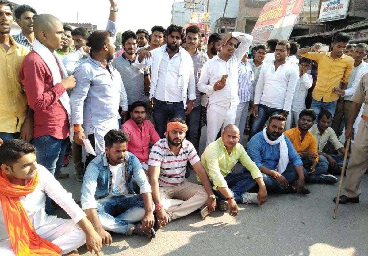 SDM driver beat student in ballia and student leader opposes this