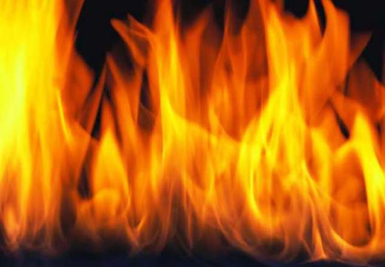 woman burnt into fire in mahoba