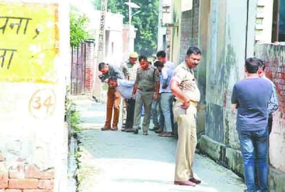 Elderly couple murder-a woman waking after barking dog Inquiries 6 person