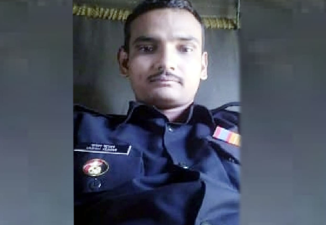 Army personnel commit suicide in Army quarter