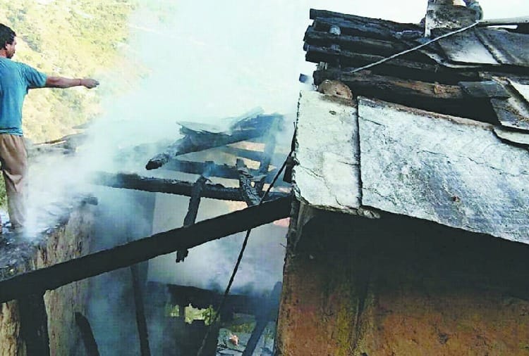 माहड़ी में आग से ढाई मंजिला मकान जला