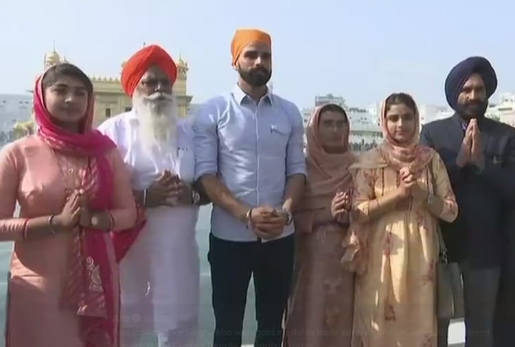 gold medal winner Arpinder Singh, offered prayers at the Golden Temple in Amritsar