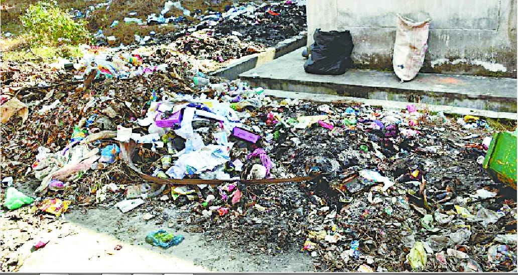 Medical waste thrown near Medical college