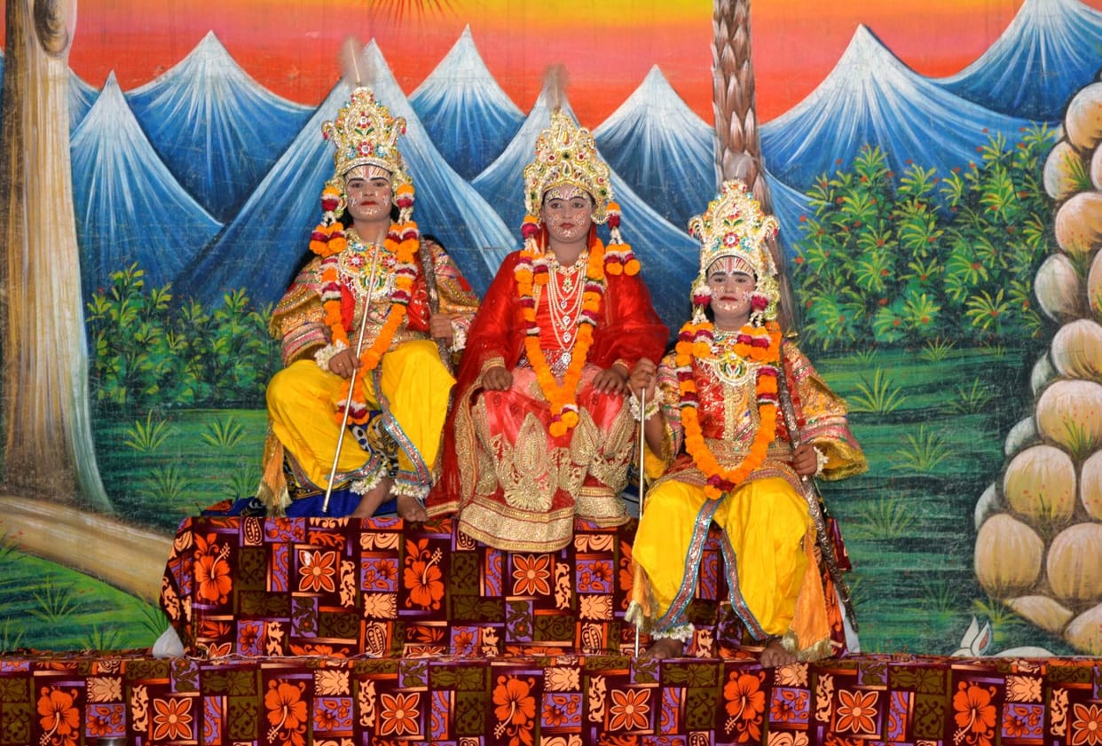 हे खग-मृग हे मधुकर श्रेणी, तुम देखी सीता मृगनैनी