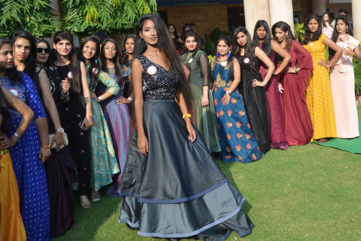 Freshers rockes with fashion and dance in IIMT meerut