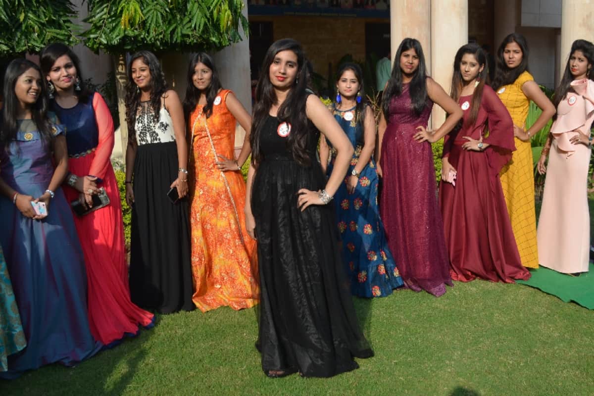 Freshers rockes with fashion and dance in IIMT meerut