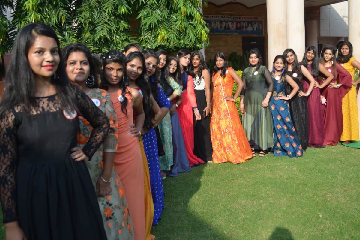 Freshers rockes with fashion and dance in IIMT meerut