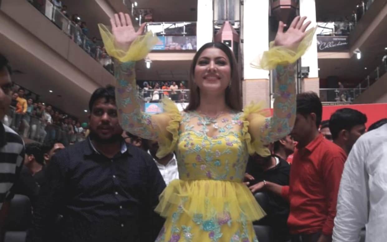 Actress urvashi rautela got panic when mob got out of control in muzaffarnagar