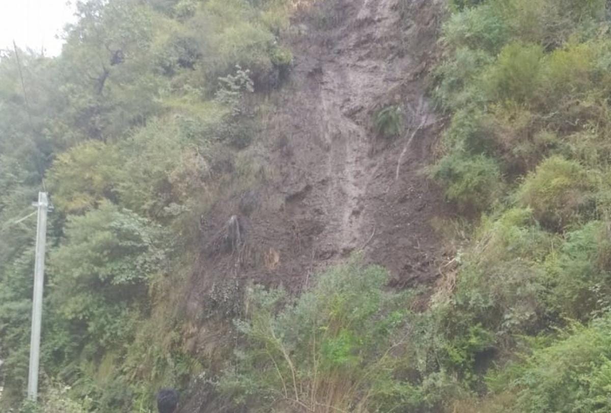 Road blocked due to landslide and leakage in NHPC Tunnel in Kullu