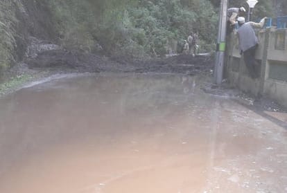 Road blocked due to landslide and leakage in NHPC Tunnel in Kullu