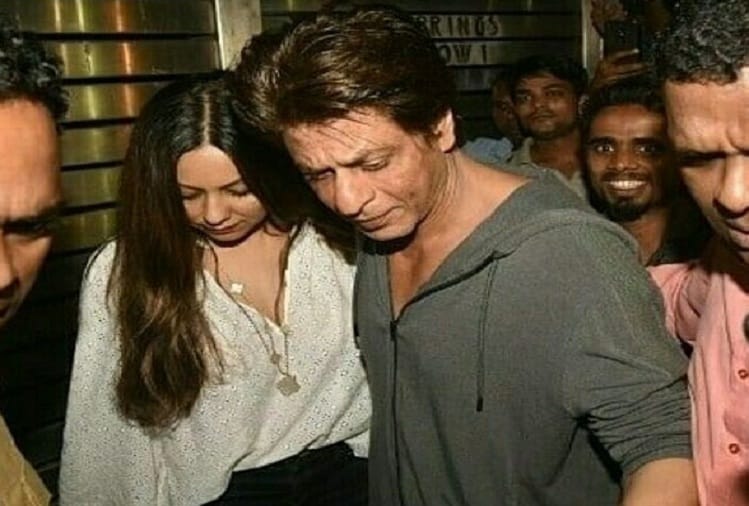 Shahrukh Khan spotted with wife Gauri Khan at Zoya Akhtar birthday bash