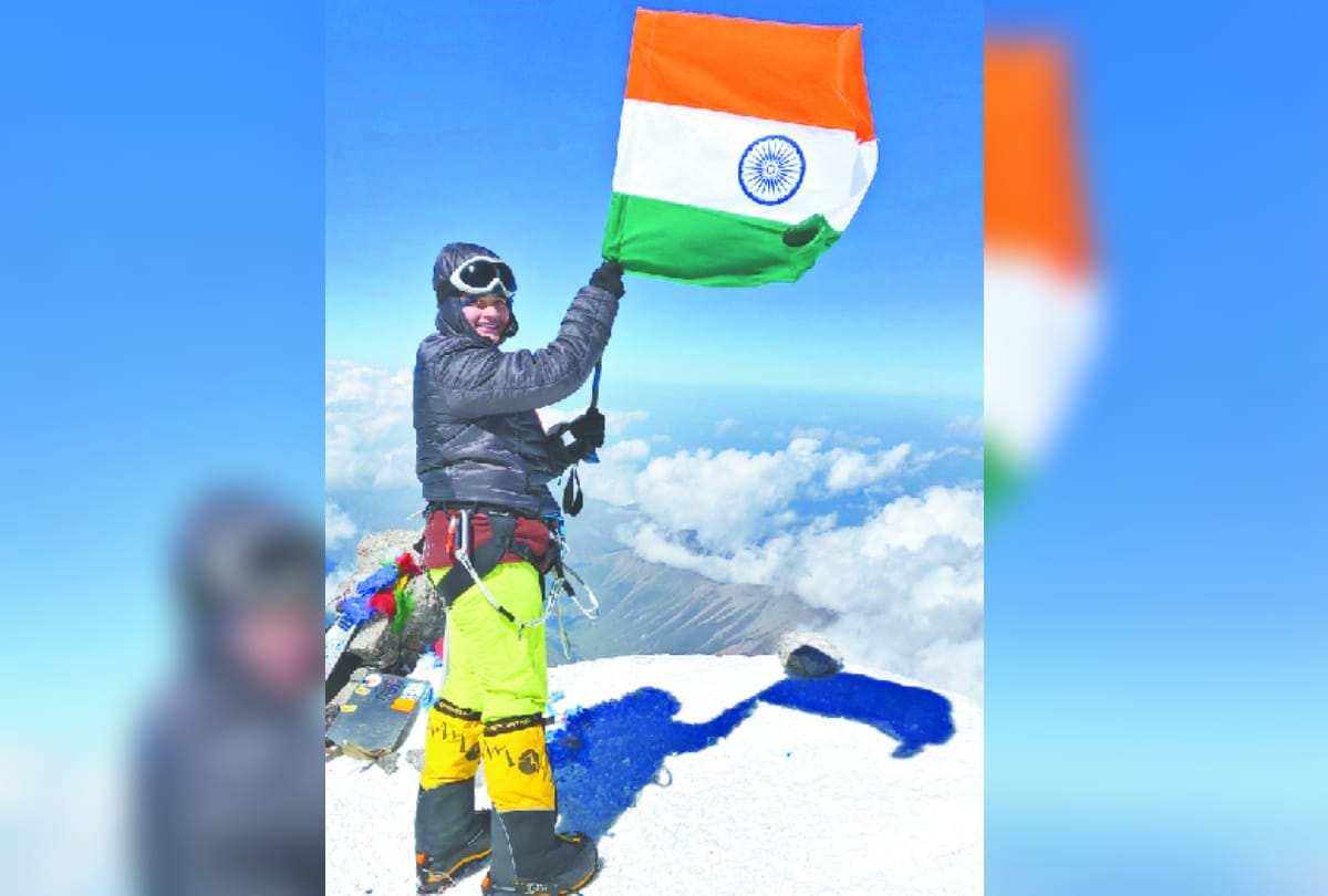 Haryana CM Manohar lal khattar given honor to Shivangi for defeats Everest