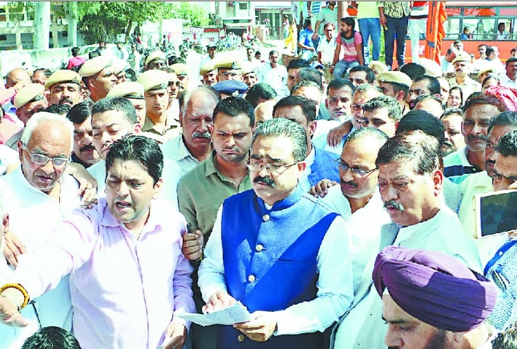 कार्यक्रम छोड़ सड़क पर ग्रामीणों से मिलने पहुंचे मंत्री