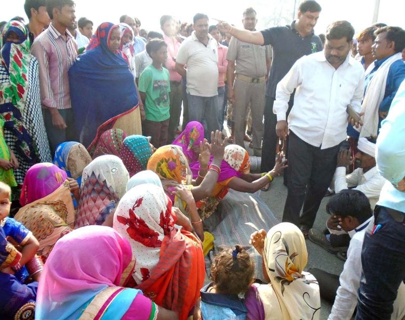 हाईटेंशन लाइन से चिपका युवक, मौत, गुस्साए लोगों ने लगाया जाम