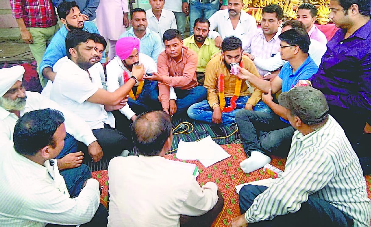 Prayagraj: Suspended students of ECC end fast