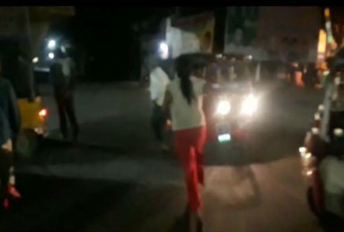 drunken woman create high voltage drama on chauraha in tundla