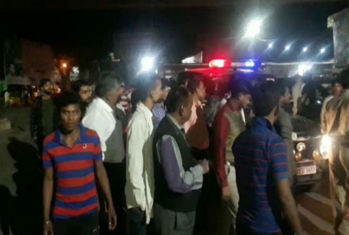 drunken woman create high voltage drama on chauraha in tundla