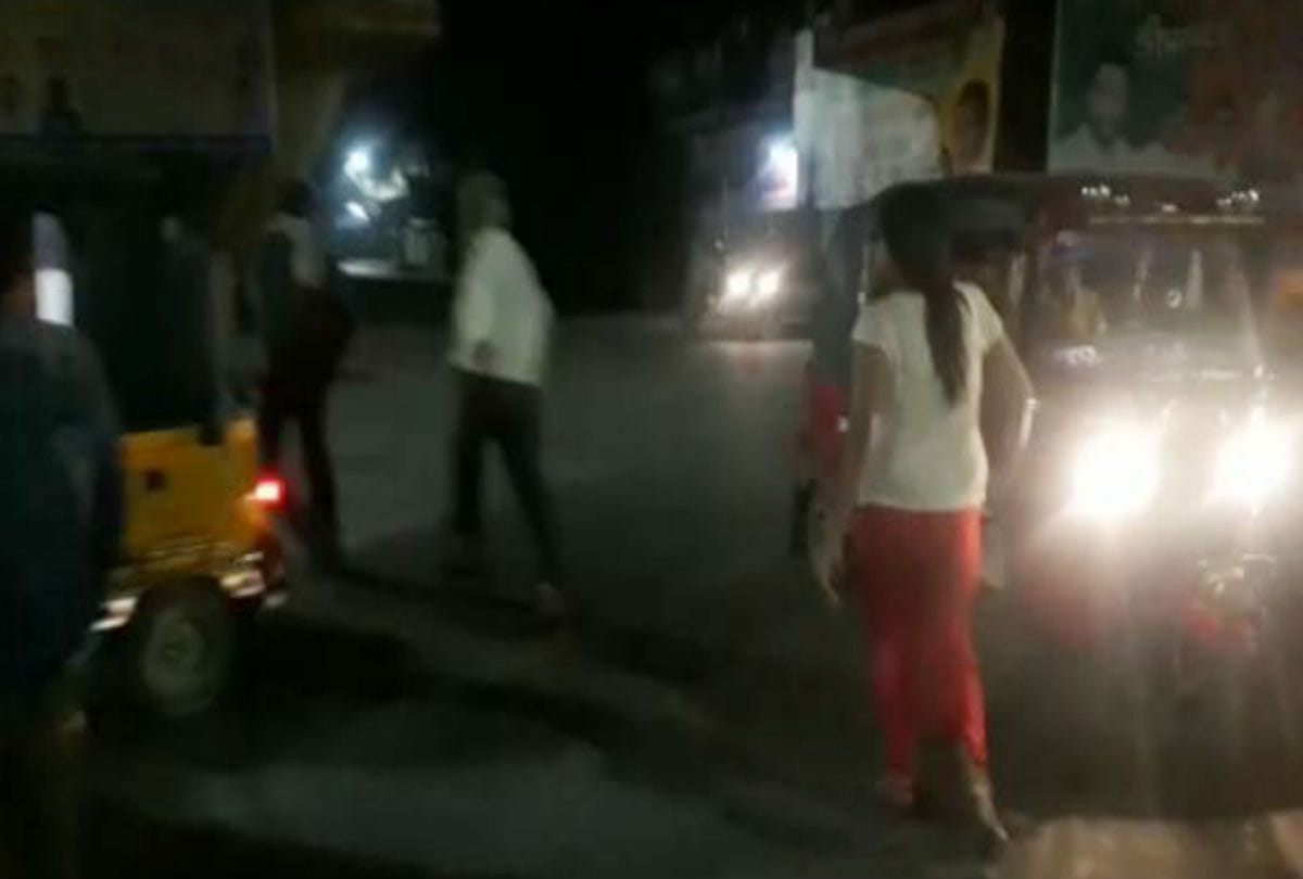 drunken woman create high voltage drama on chauraha in tundla