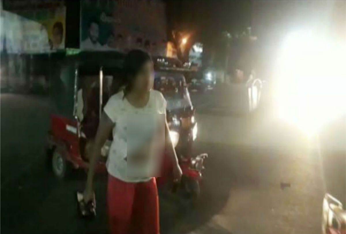 drunken woman create high voltage drama on chauraha in tundla