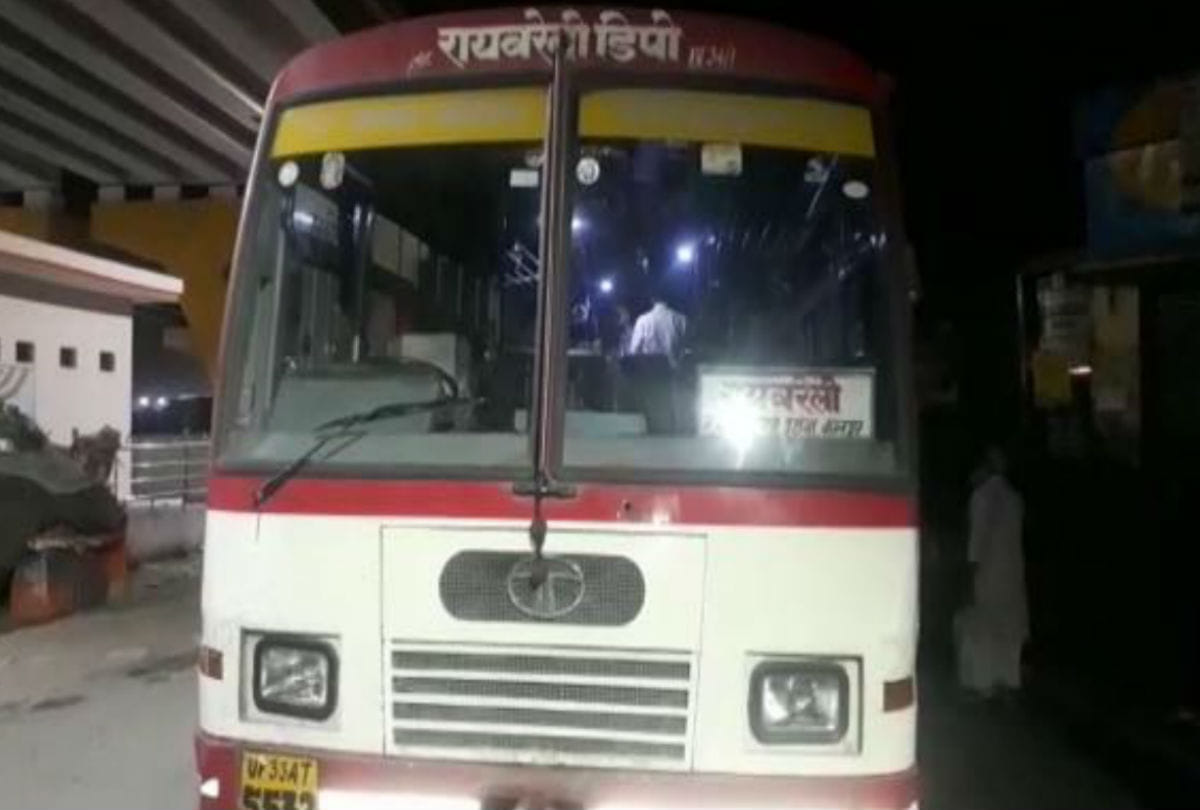 drunken woman create high voltage drama on chauraha in tundla
