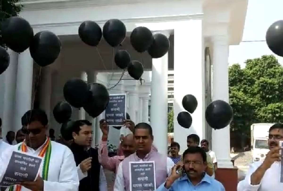 congress leaders blow black balloons against gujarat's CM vijay rupani